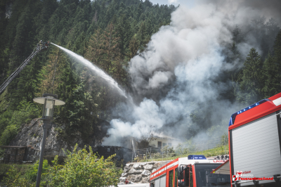 Großbrand einer alten Mühle in Schwendau