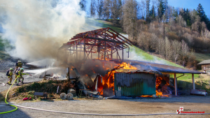 Wirtschaftsgebäudebrand in Fügen gelöscht