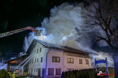 Zweiter nächtlicher Großeinsatz im Zillertal – Wohnhäuser in Vollbrand