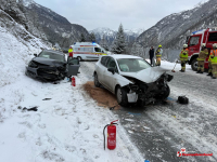 Einsatz auf der B181: Zwei Verletzte nach Frontalzusammenstoß