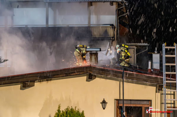Nächtlicher Großeinsatz: Feuerwehr bringt Wohnhausbrand unter Kontrolle 