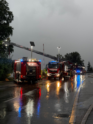 Anspruchsvolle Einsatzübung von Feuerwehr und Rotem Kreuz auf der B181 Achenseebundesstraße