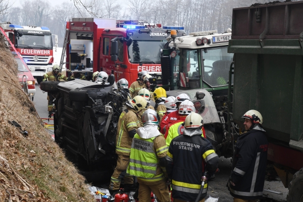 Traktor kollidiert mit PKW zwischen Stans und Jenbach