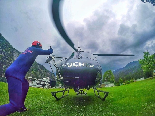 Rettungsschwimmer trainieren Einsatz mit Hubschrauber