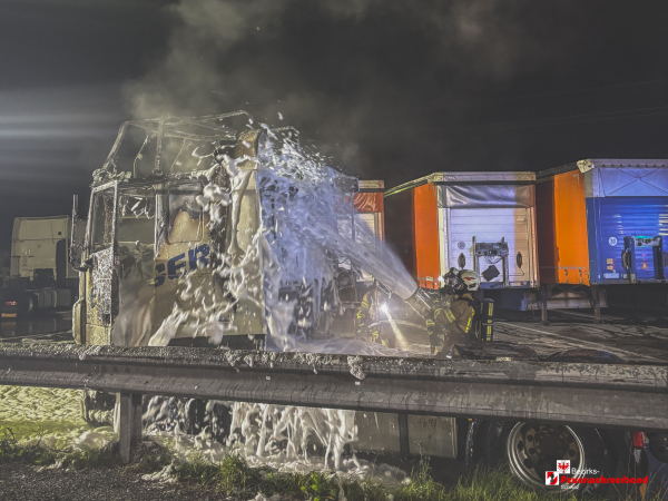 LKW in Achenkirch in Vollbrand – eine Person schwer verletzt