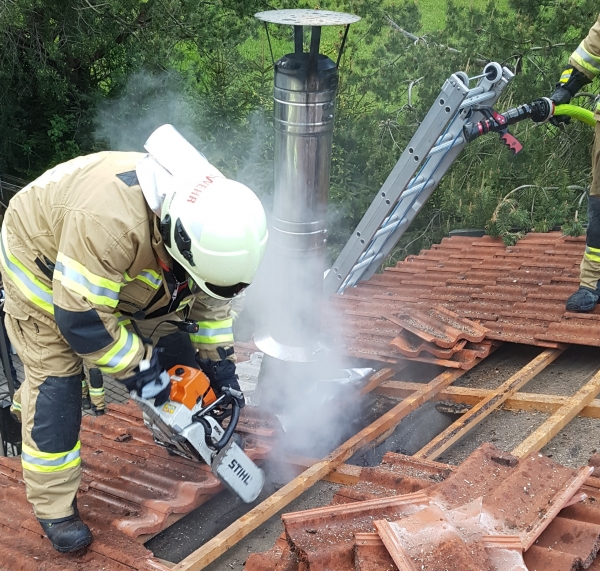 Küchenbrand entwickelte sich zu Dachstuhlbrand in Eben