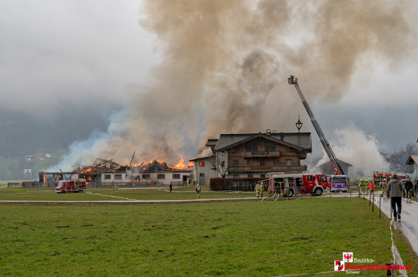 Großbrand in Strass – 9 Feuerwehren im Einsatz