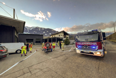 Brand Lagerhalle in Gewerbegebiet – Feuerwehr Schwaz im Einsatz