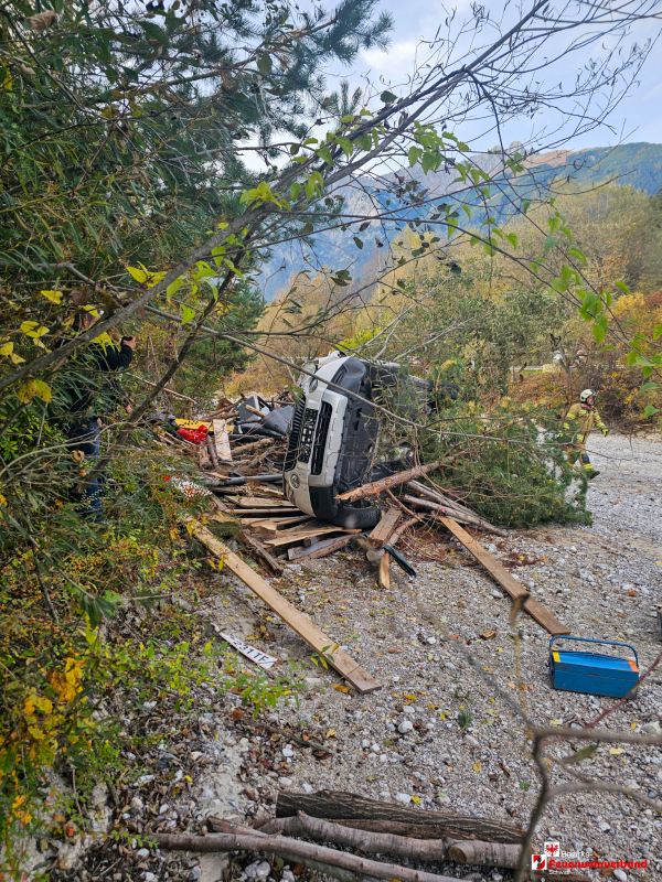 Fahrzeug überschlägt sich in Bachbett – Lenker hatte großes Glück