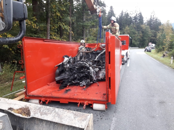 Brennendes Elektroauto - erster Einsatz des Abrollbehälters E-Brand