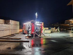 9 Feuerwehren übten im Sägewerk Wiesing