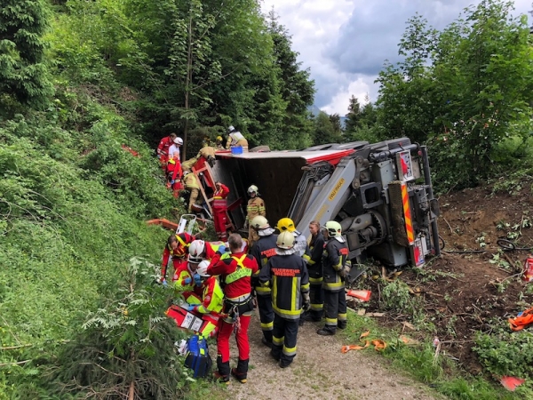 Schwerer Verkehrsunfall mit zwei LKW in Wiesing