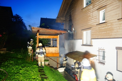 Brennende Gartenlaube in Schwaz