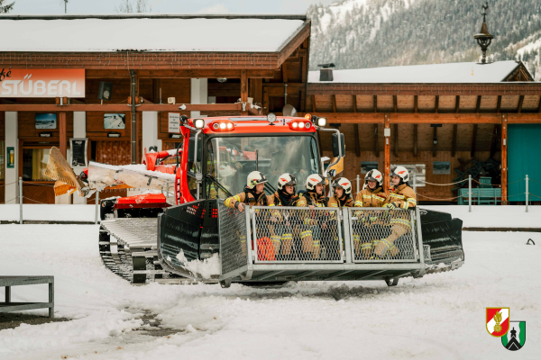 Brand am Berg – Einsatzkräfte beweisen Präzision und Teamstärke