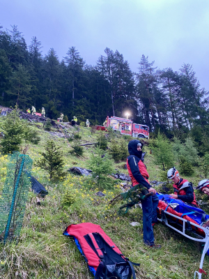 Übung mit Bergrettung im alpinen Gelände