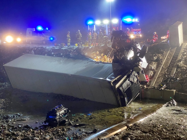 Lkw-Sattelzug landete im Bachbett