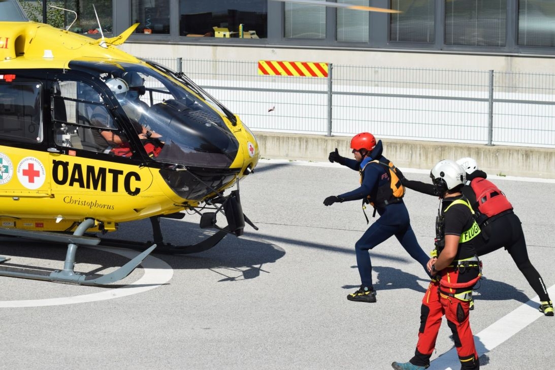 Rettungsschwimmer üben Einsatz mit Hubschrauber in Schwaz