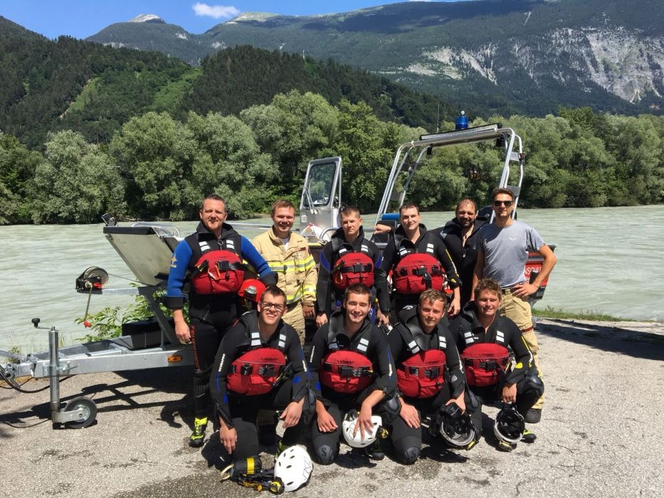 Rettungsschwimmer Schwaz und Achenkirch trainieren im Inn