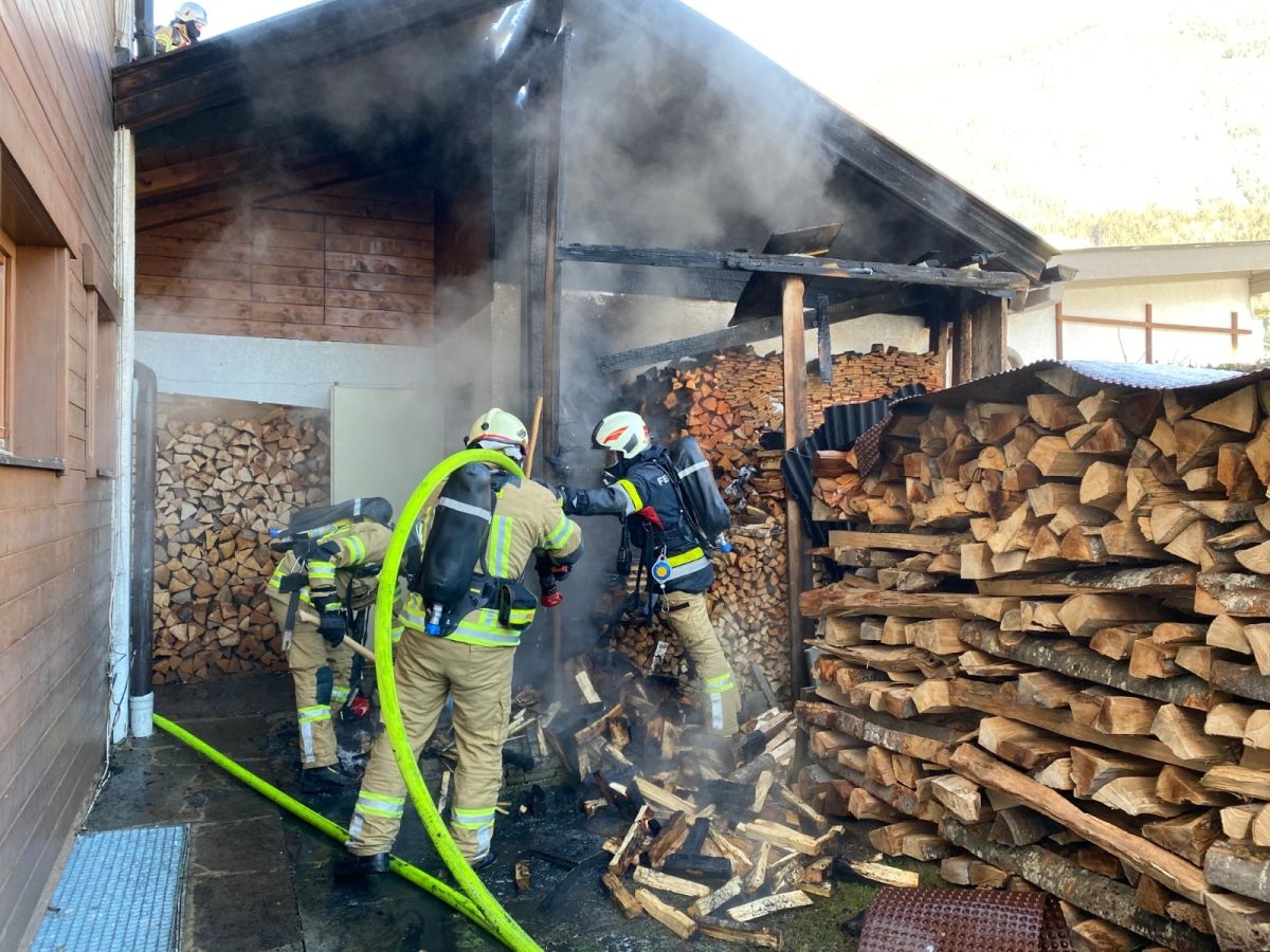 Brand eines Holzanbaus in Stans rechtzeitig entdeckt