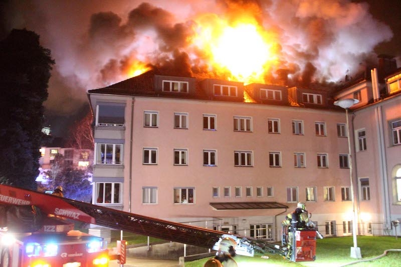 Dachstuhlbrand im Altenheim Schwaz - Vom Brandmeldealarm zum Großeinsatz