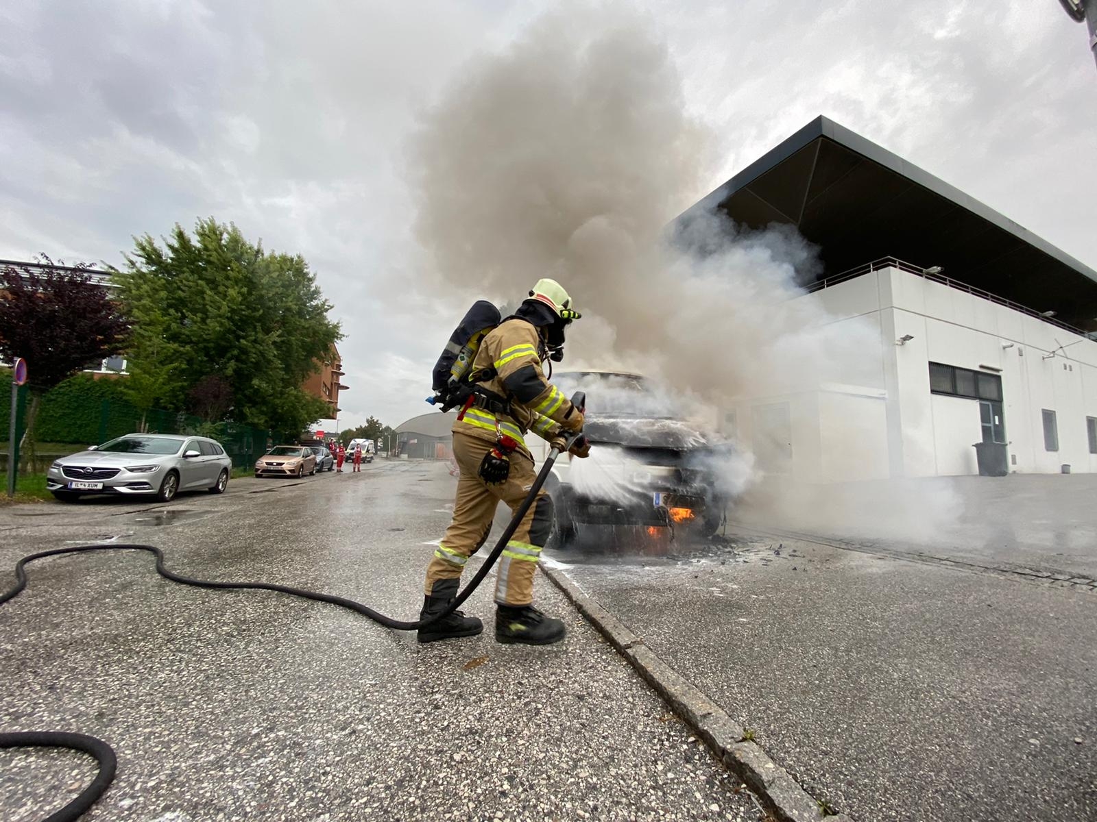 PKW Brand und zwei Brandmeldealarme in Schwaz